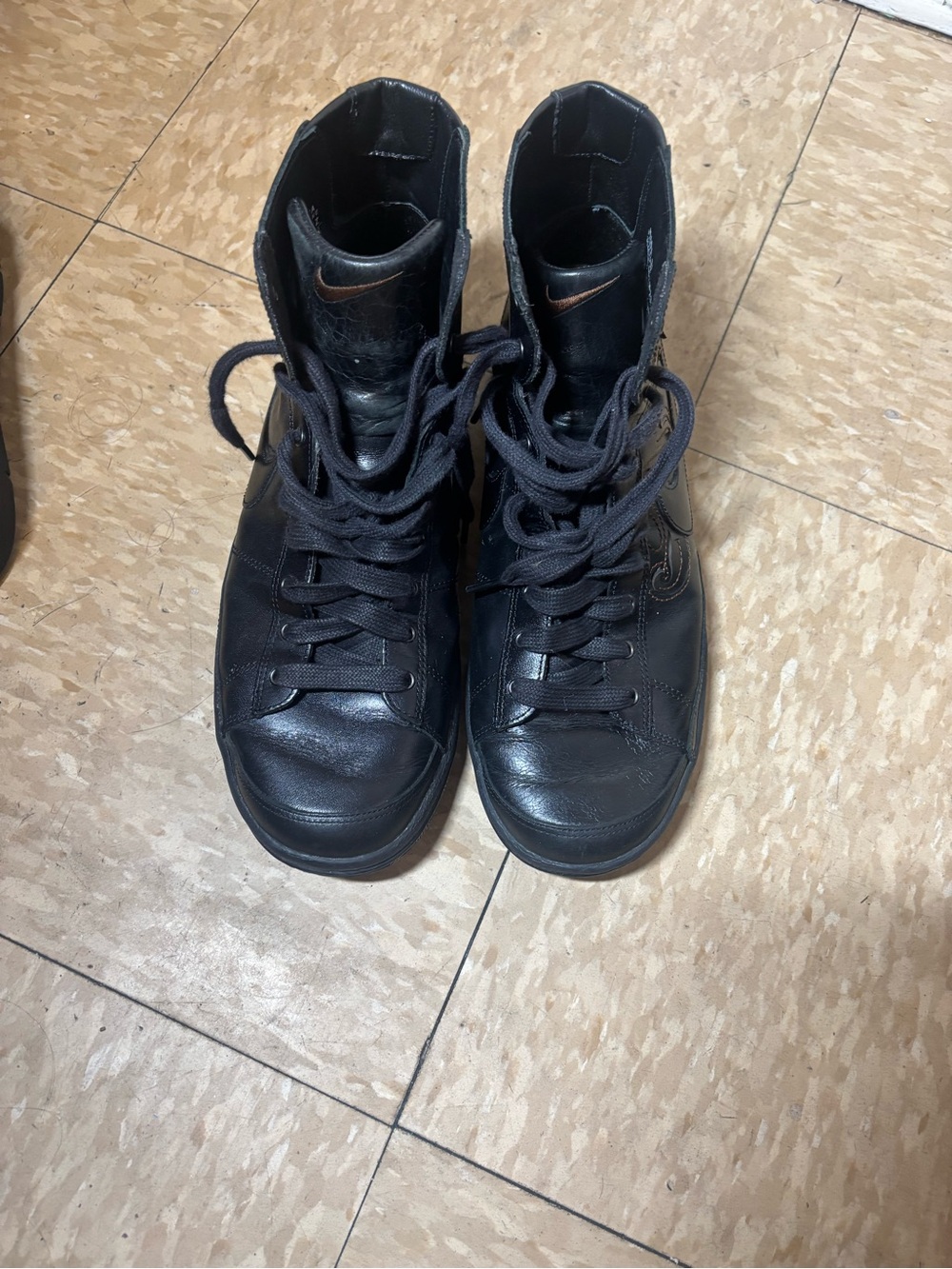 Nike Men’s Black High-Top Leather Boots with Subtle Bronze Swoosh